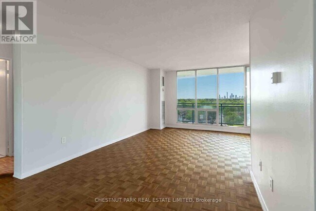 Photo du bâtiment - 150 Lakeshore Rd W