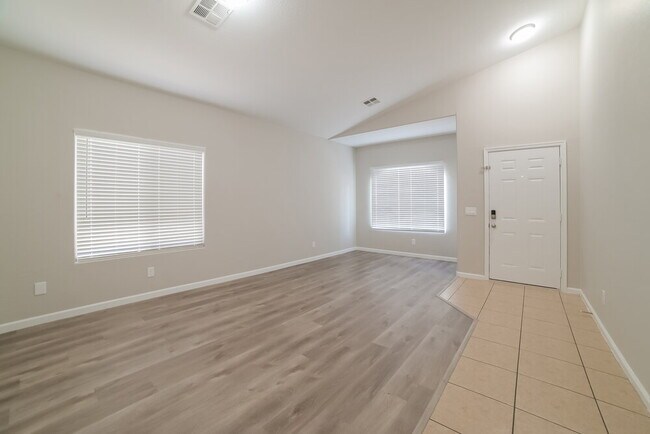 Foto del edificio - 6034 N 68th Dr