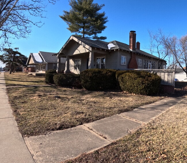 Building Photo - 409 E Booneslick Rd