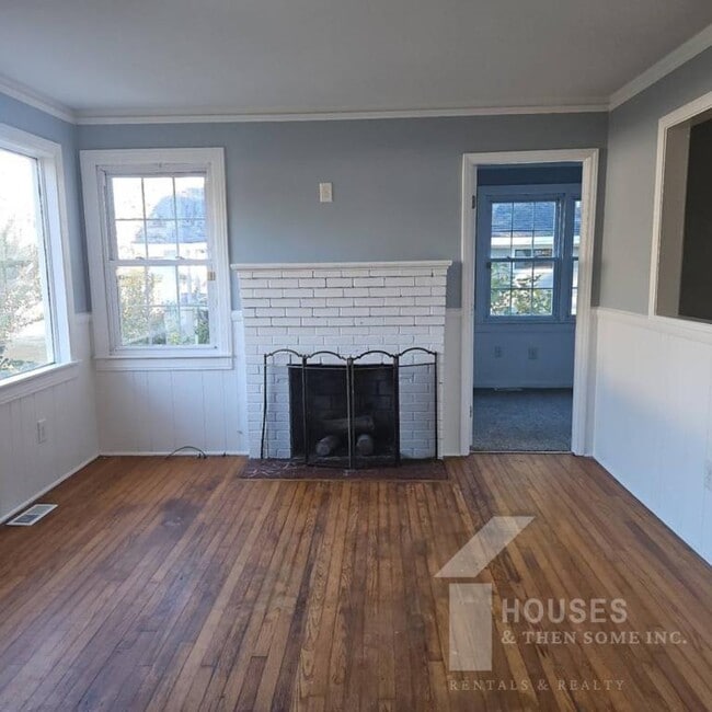 Building Photo - 7 Edwards St