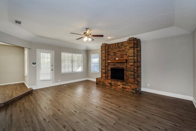 Building Photo - 5732 Bermuda Dr