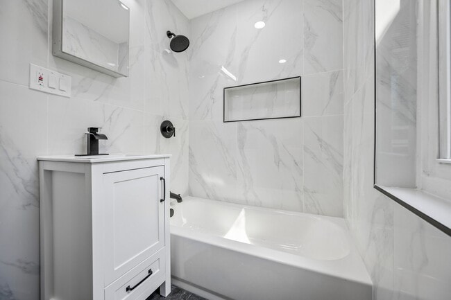 Foto del edificio - 2125 N Marston St