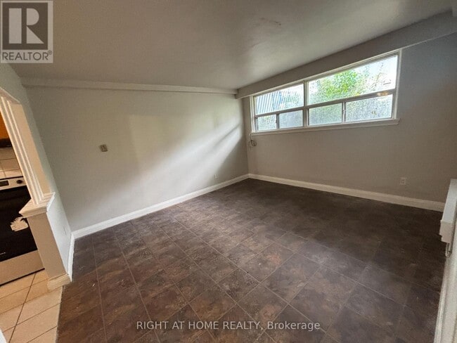 Building Photo - 513 Oakwood Ave