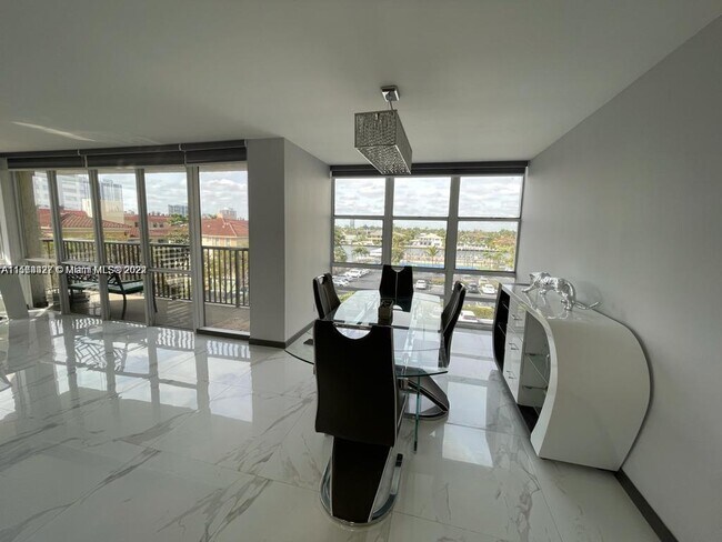 Building Photo - 2049 S Ocean Dr