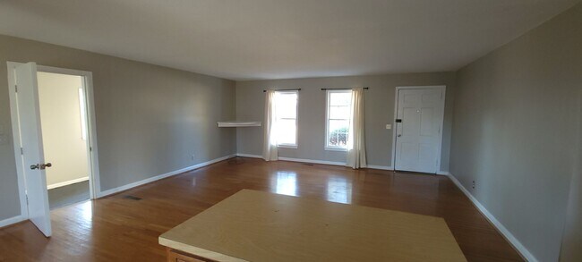 Building Photo - 4 Bedroom/ 1.5 Bath Brick Home for Rent in...