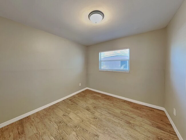 Foto del edificio - 4113 Lake Lawne Ave