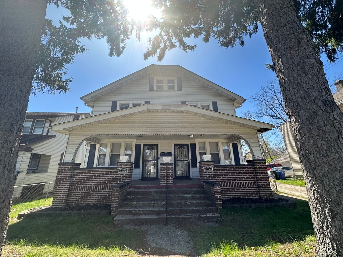 Frente - 2037 Floral Ave