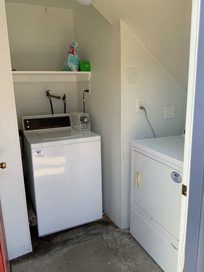 Building Photo - Downtown 1 bedroom charmer with it's own yard