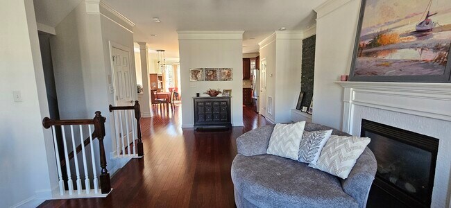 Vista parcial del comedor y la cocina desde la sala de estar. - 423 Panorama Park Pl