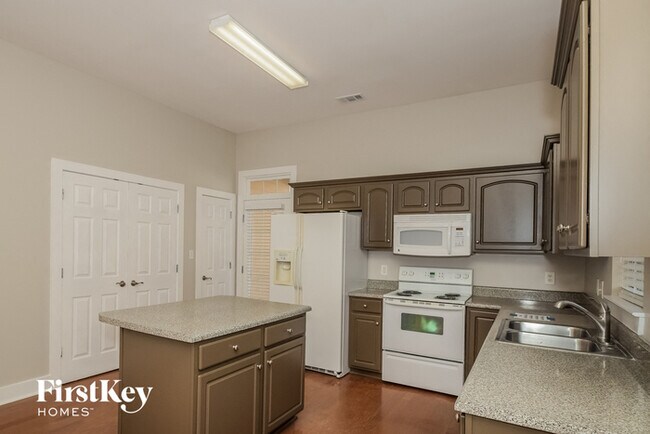 Building Photo - 6171 N Clubview Cir