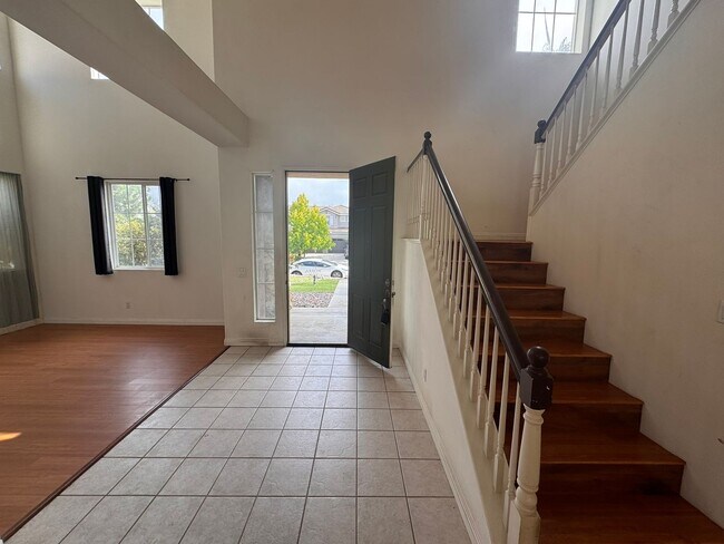 Foto del edificio - Spacious 5-Bedroom Home in Sought-After Vi...