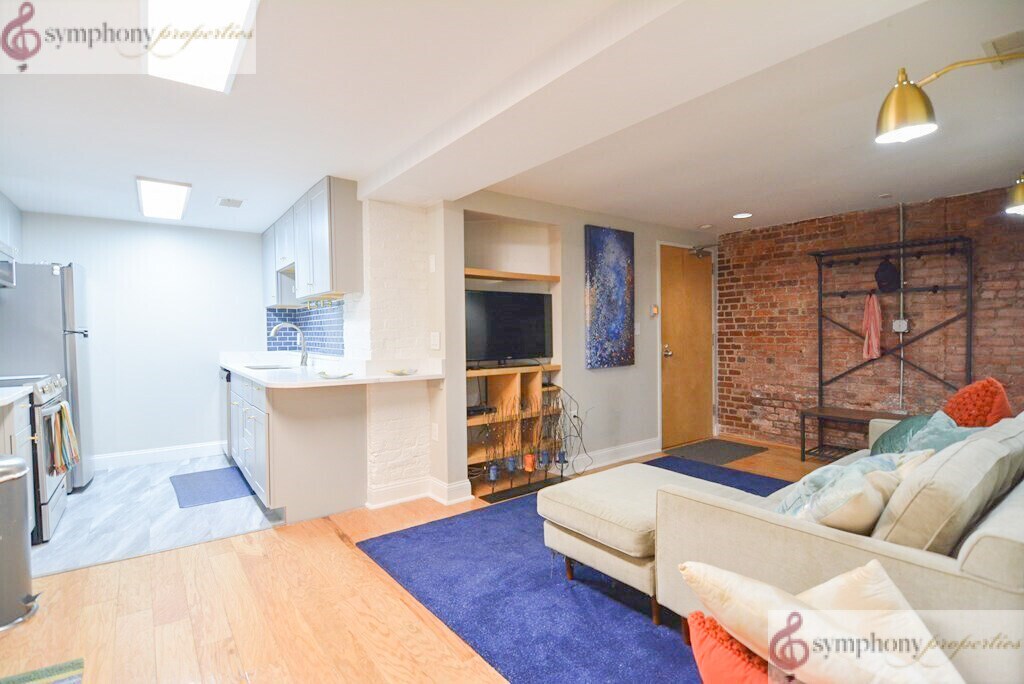 Primary Photo - 111 Gainsborough St