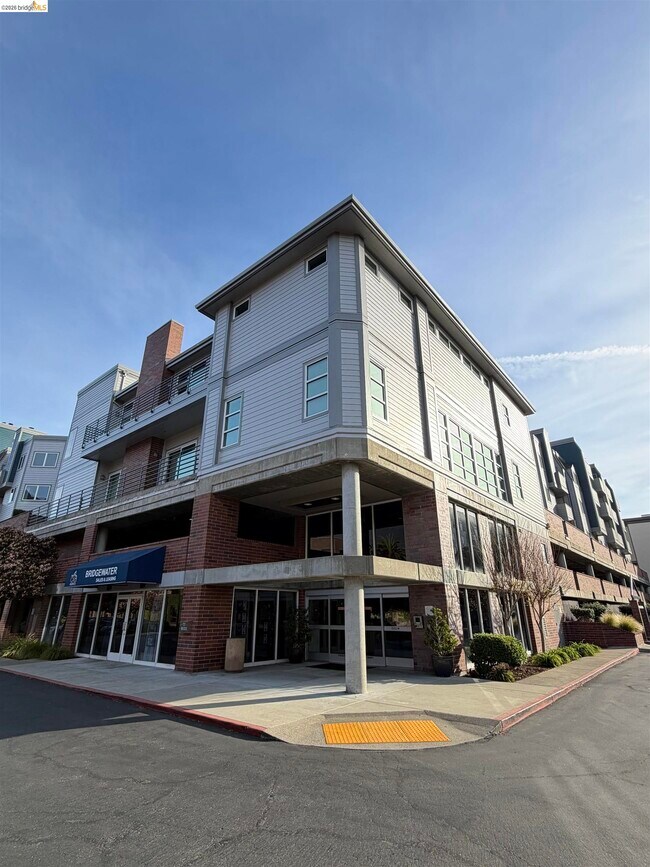 Foto del edificio - 6400 Christie Ave