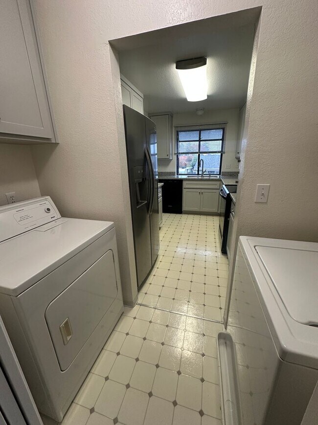 Foto del edificio - Three bedroom Clearview Circle Condo!