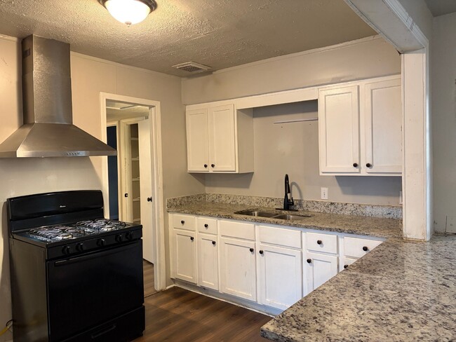 Building Photo - 5818 Glenhurst Dr