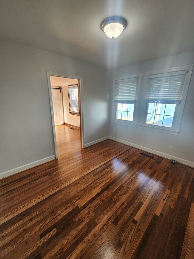Foto del edificio - Chapel Hill / 3br House on N. Graham St AVAILABLE