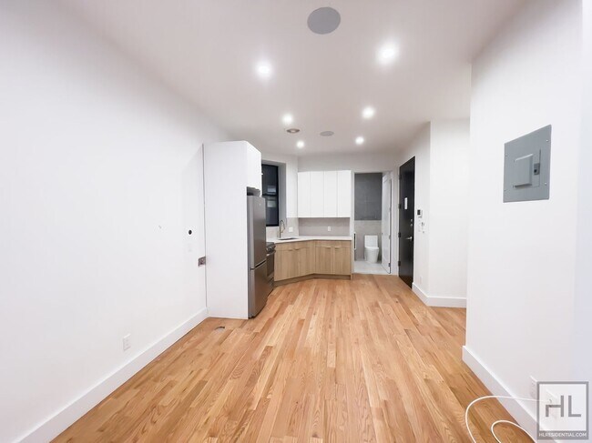 Building Photo - EAST 93 STREET / Upper East Side / Renovat...