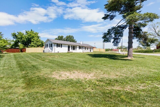 Building Photo - 3 Bedroom Pet Friendly Home For Rent!
