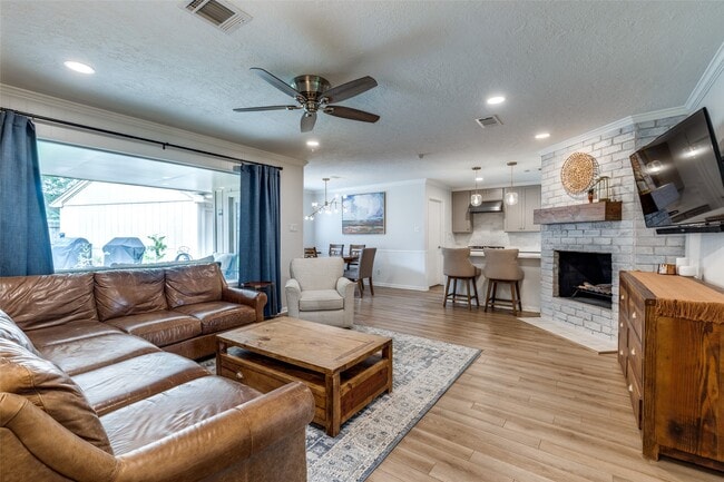 Building Photo - 2827 Fontana Dr