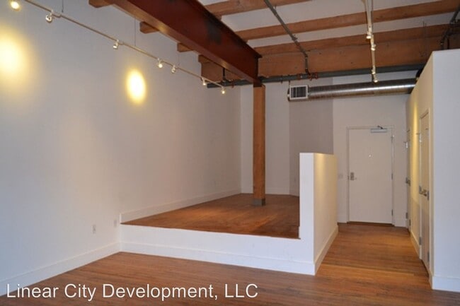 Building Photo - 2121 E 7th Pl