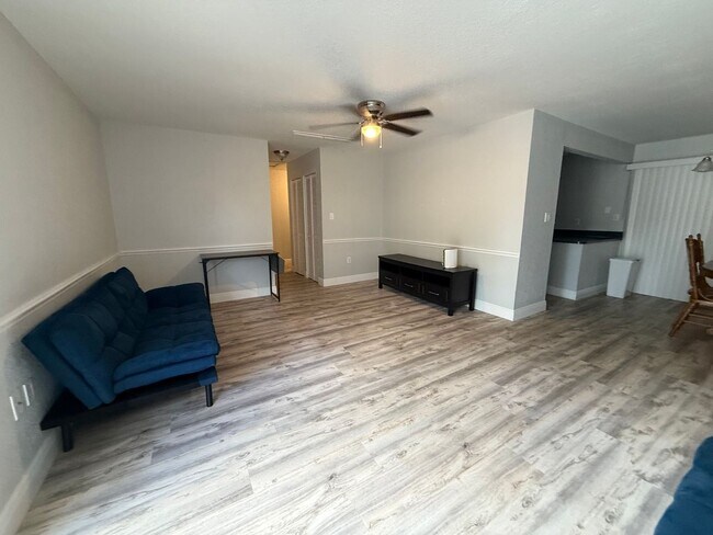 Foto del edificio - * MOVE IN SPECIAL * 1/2 OFF 2ND MONTH'S RENT!! Spacious 1,226 SF Unit - 2 bd / 2 ba near UF - Bra...