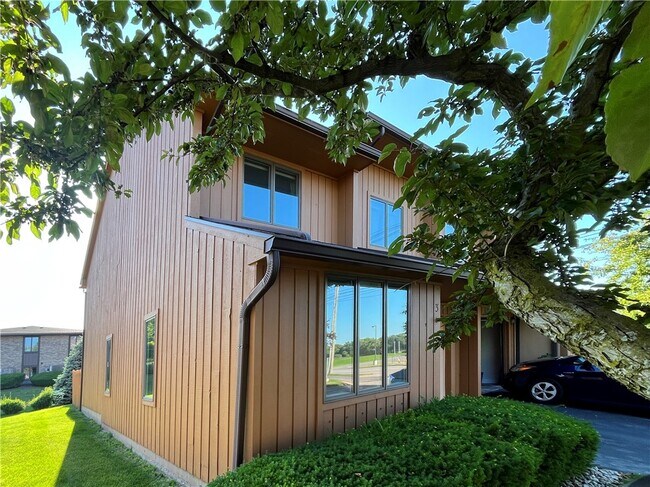 Building Photo - 3 Treetop Dr