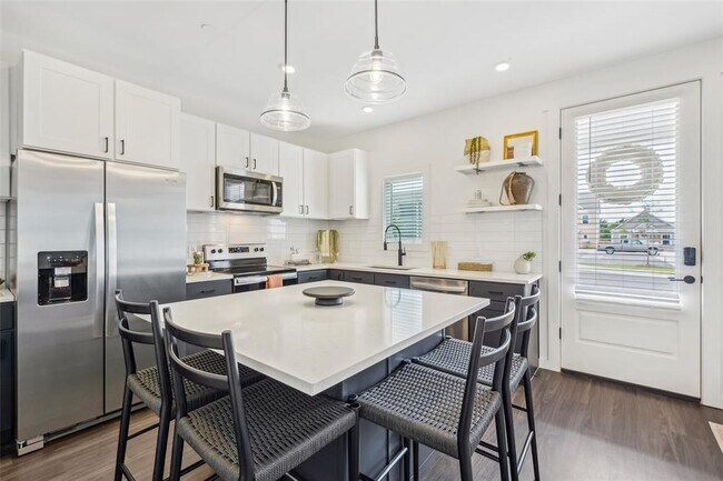 Foto del edificio - 6300 W Memorial Rd