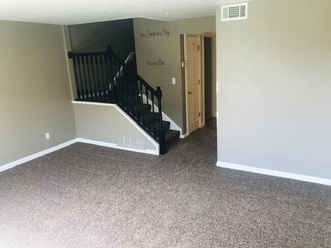 Building Photo - New carpet throughout, Beautifully updated...