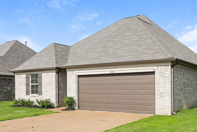 Building Photo - 1074 Darren Cir E