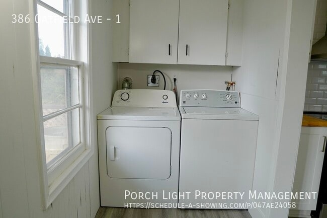 Building Photo - Renovated Main Floor 2 Bedroom plus Sunroom