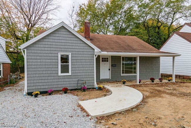 Building Photo - 3 br, 1.5 bath House - 2252 Rockefeller Road