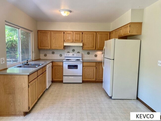 Building Photo - Four Bedroom Single Family Home with Large Backyard