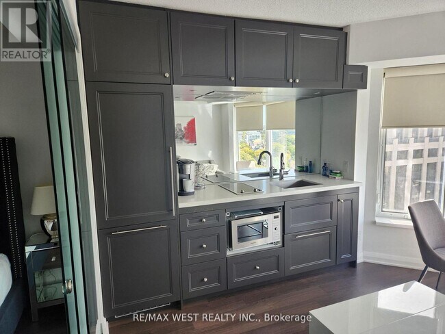 Building Photo - 155 Yorkville Ave