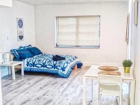 Zona de comedor/dormitorio - 142 NE 56th St