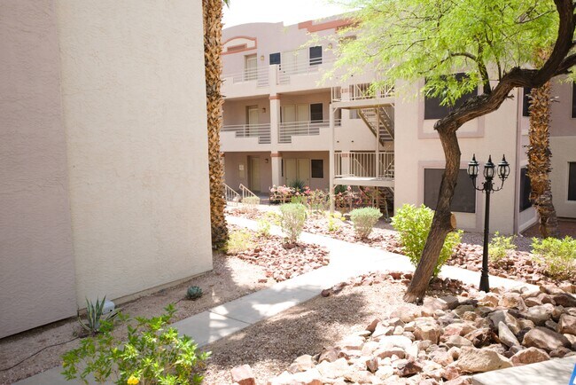 Building Photo - 2060 Mesquite Ln