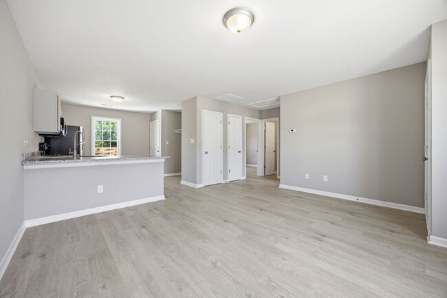Building Photo - Renovated Apartment for rent