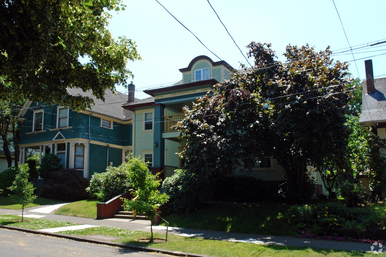 Building Photo - 2934 NE Couch St