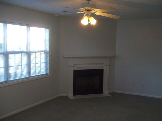 Foto del edificio - 1005 Spring Forest Rd