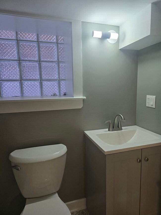 Building Photo - 1227 N Parkside Ave