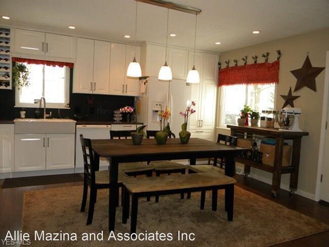 Building Photo - 3 br, 1.5 bath House - 994 Moneta Ave