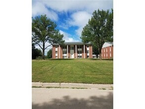 Building Photo - 656 Summit Dr