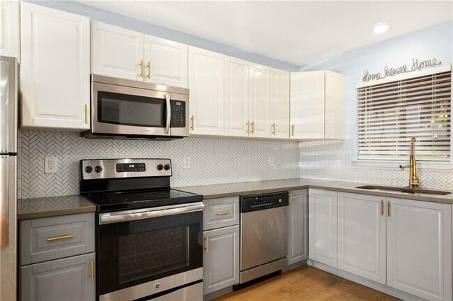 Building Photo - 909 Reinli St