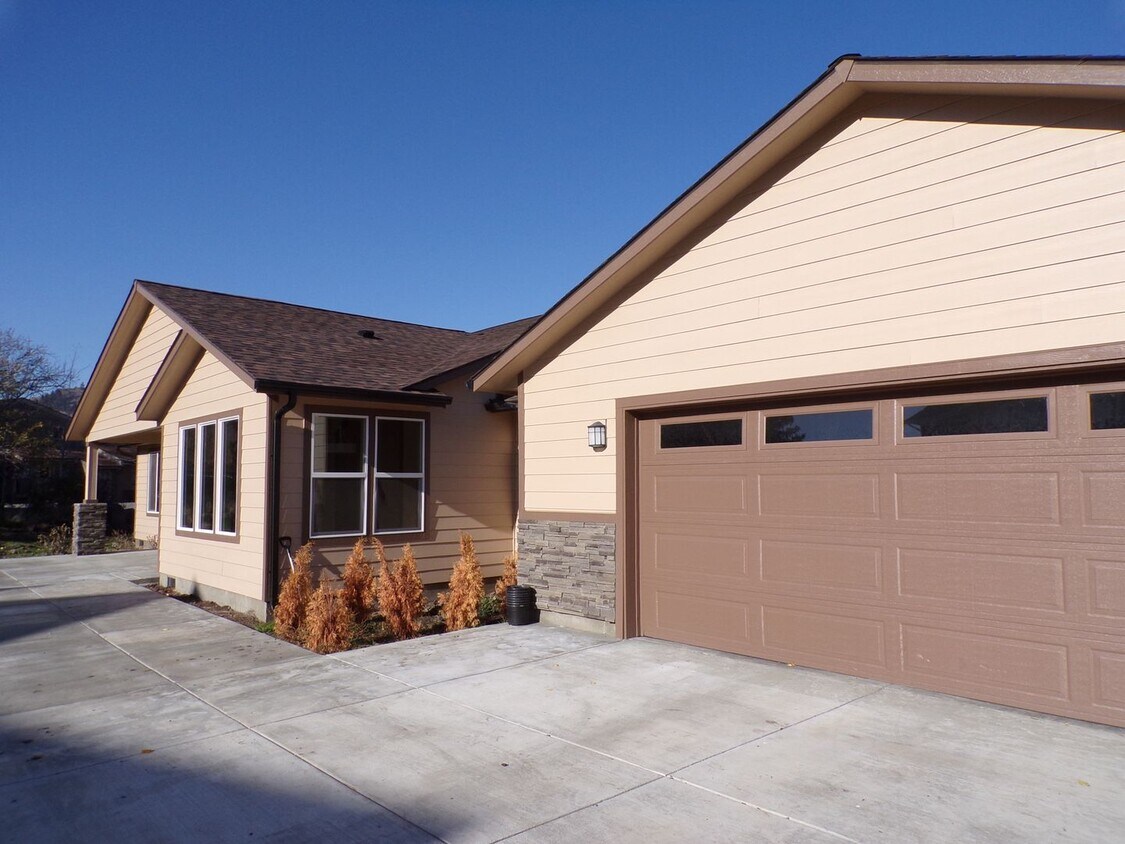 Primary Photo - 128 Ridge Drive - 1/2 OFF FIRST FULL MONTH...