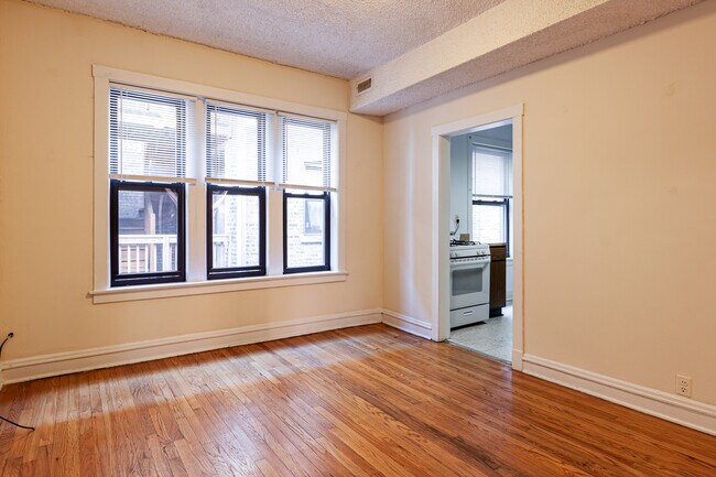 Foto del edificio - 3525 N Racine Ave