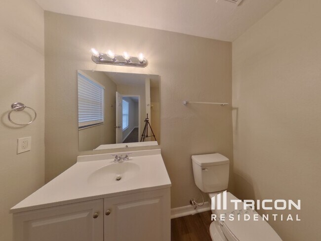 Foto del edificio - 483 Spruceview Dr