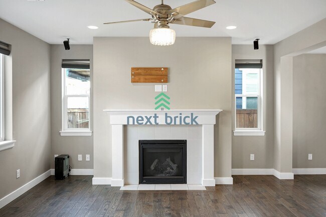 Foto del edificio - 4 BED ANS 2.5 BATH SINGLE FAMILY HOUSE FOR RENT