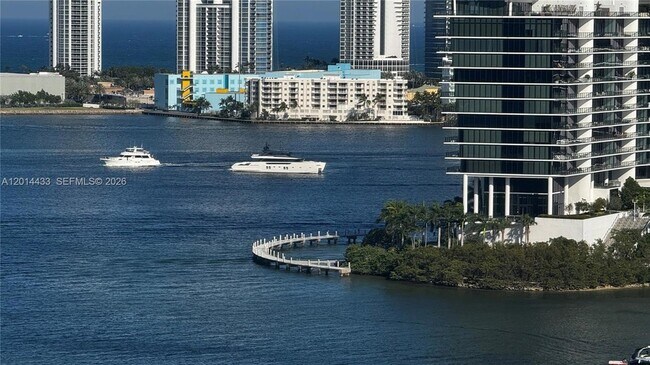 Foto del edificio - 3300 NE 190th St