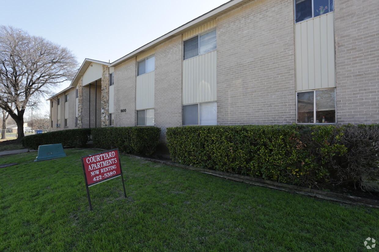 Primary Photo - Courtyard Apartments