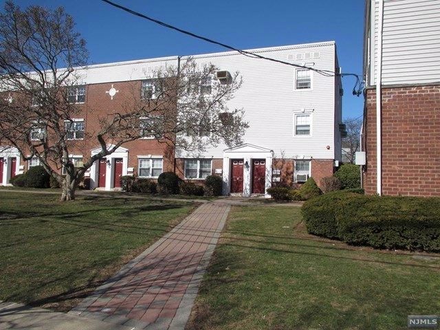 Primary Photo - 82 Hastings Ave
