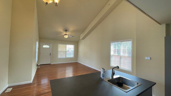 Building Photo - Newly Renovated 3 BR/ 2 BA + Office Single...